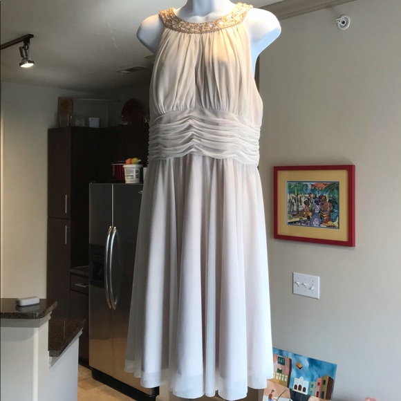 Keyhole, sleeveless dress with a full lining - Picture 3 of 7